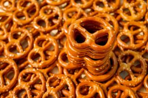 membuat pretzel