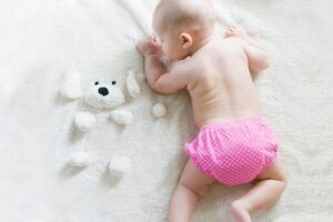 Mengganti popok bayi