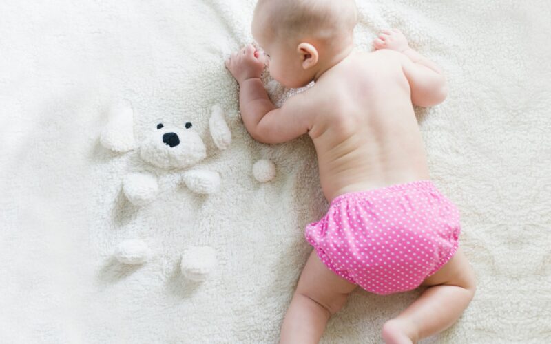 Mengganti popok bayi